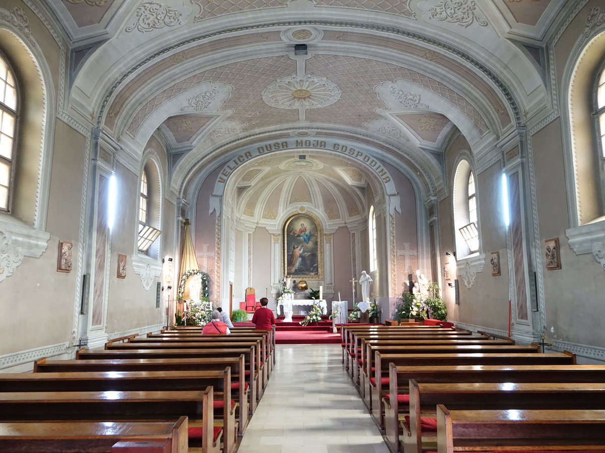 Slavonski Brod, Innenraum der St. Maria Magdalena Kirche, barocke Altre von 1713 (02.05.2017)