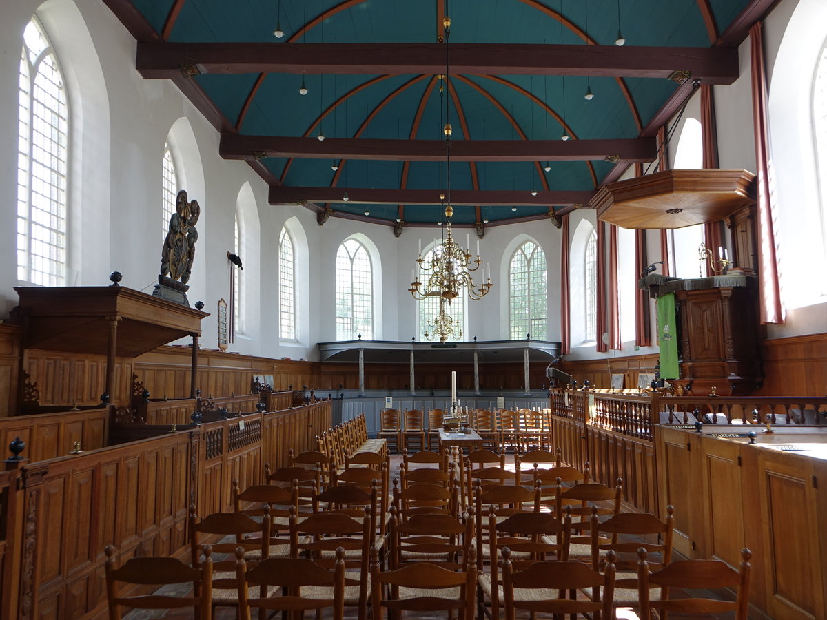 Sloten, Innenraum der niederl. Ref. Kirche mit reich geschmckter Kanzel (26.07.2017)