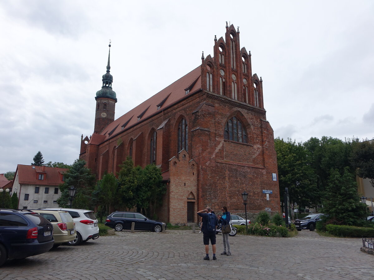 Slupsk / Stolp, Pfarrkirche St. Hyazinth, gotische Backsteinkirche, erbaut im 15. Jahrhundert, westlicher schlanker Kirchturm mit barocker kupfergedeckter Haube (01.08.2021)
