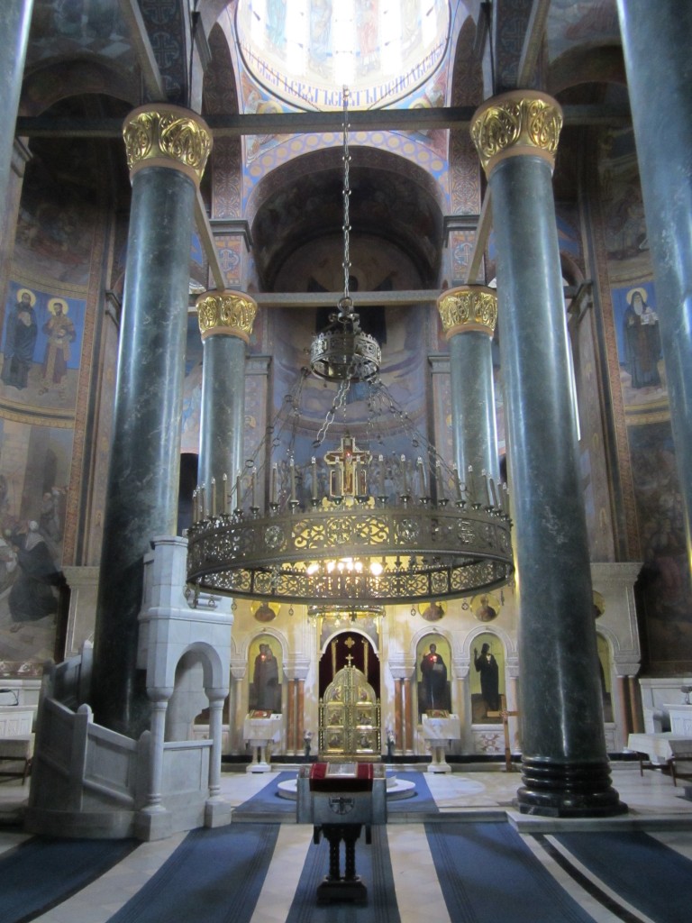 Smederevo, Innenraum der St. Georg Kirche, die Fresken und Ikonen wurden 1935 vom russischen Knstler Andrej Wasiljewitsch Bizenko gemalt, Ikonostase vom Belgrader Bildhauer Evengij Lavcevic aus Marmor (09.05.2014)