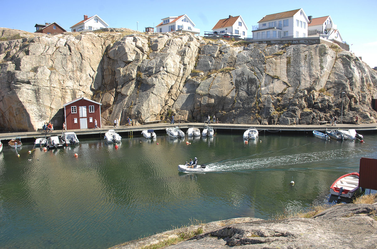 Smgen ist ein beliebtes Ausflugsziel fr Touristen auf der gleichnamigen Insel im Skagerrak. Smgen ist beliebt bei Touristen, speziell der Hafen, wo es einen etwa einen Kilometer langer hlzerner Steg gibt
Aufnahme: 2. August 2017.