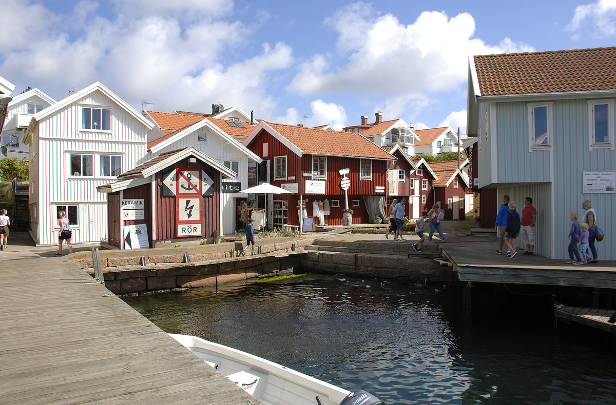 Smgen ist einer der lebendigsten und am besten erhaltenen Fischerorte Schwedens. Orte wie Smgen oder Kungshamn sind fr sich genommen bekannter, vergleichbar mit Ostseebdern wie Ahlbeck und Binz in Deutschland.
Aufnahme: 2. August 2017.