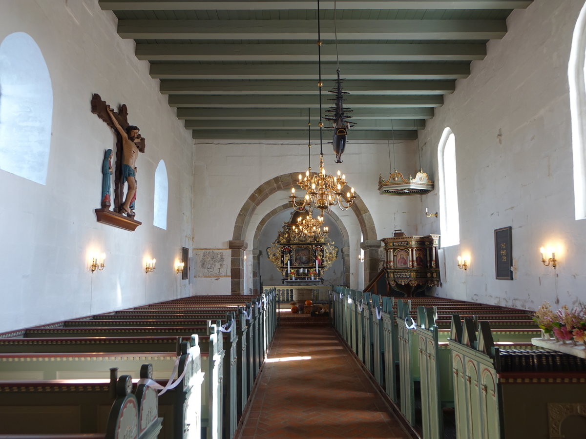 Snedsted, Innenraum mit Altar von 1670 in der Ev. Kirche (19.09.2020)