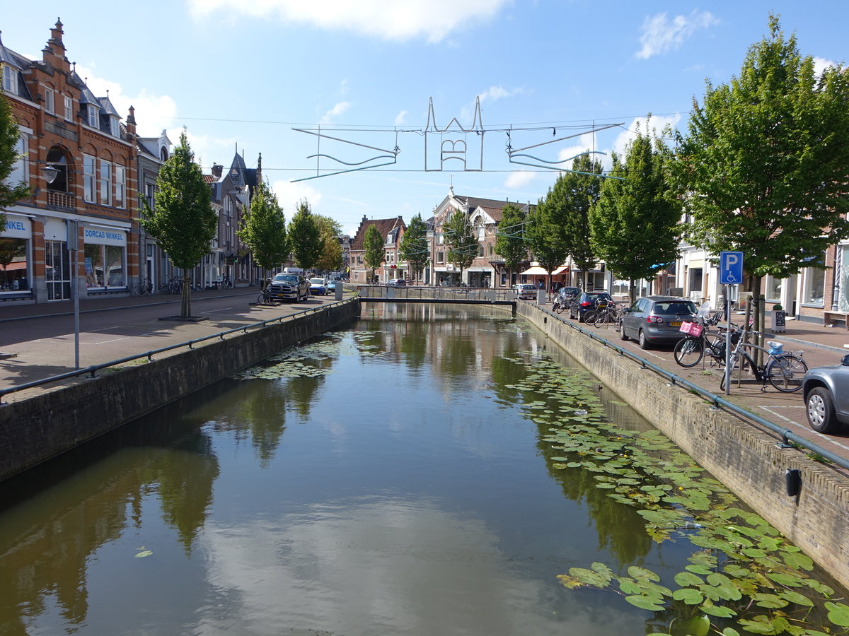 Sneek, Hoogend Gracht in der Altstadt am Waterpoort (26.07.2017)