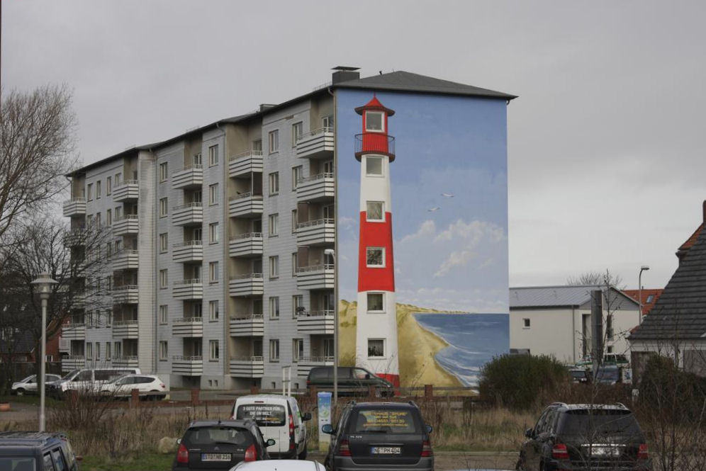 So kann man unschne Blocks auch verschnern.
Passend zu den Fenstern auf der Seitenfront wurde
an diesem Haus ein Leuchtturm aufgemalt. Er grt
schon von weitem die im Bahnhof Westerland auf Sylt
ankommenden Gste!
Aufnahme am 23.11.2013