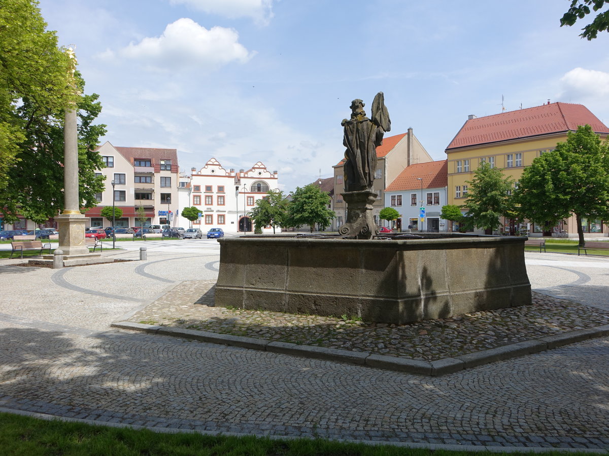 Sobeslav, Steinbrunnen von 1713 auf dem Rathausplatz (27.05.2019)