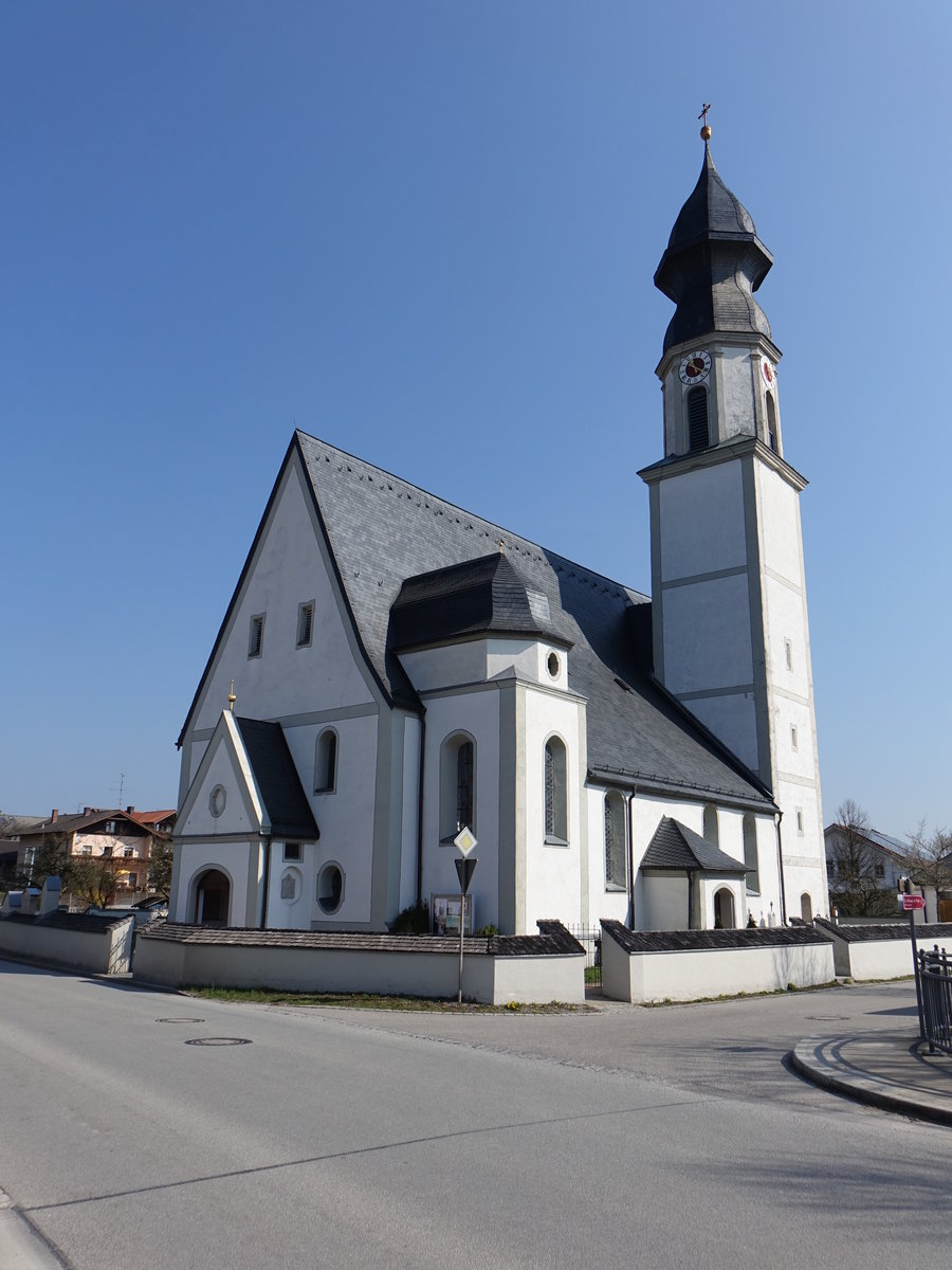 Schtenau, kath. Pfarrkirche St. Margaretha, Sptgotischer Saalbau mit Satteldach, eingezogenem Chor und Sdturm, Mitte 15. Jahrhundert, Turmoberteil mit Doppelkuppel 1723, Anbau des sdlichen Seitenschiffes und Barockisierung 1735, Anbau Sakristei 1867, Verlngerung um zwei Joche 1922 (02.04.2017)