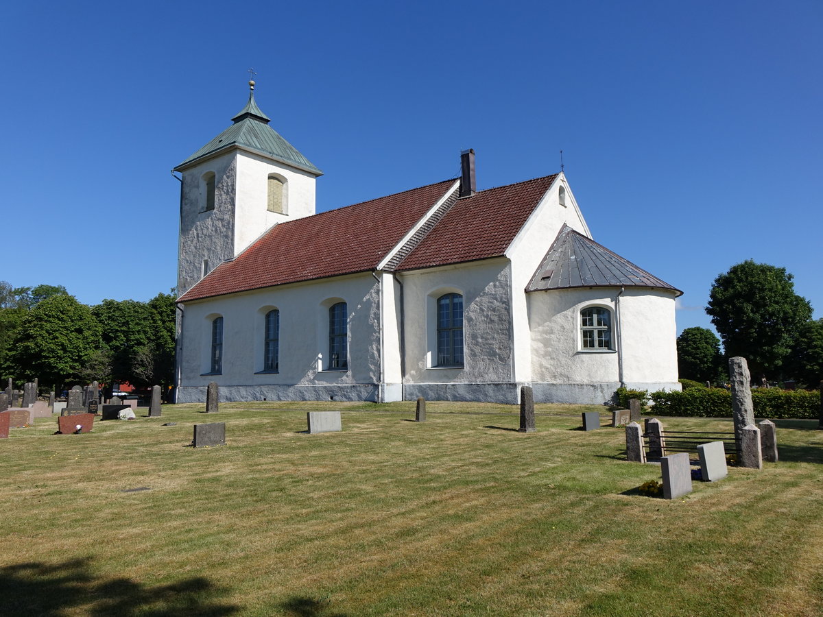 Sdra Ljunga Kyrka, erbaut im 11. Jahrhundert, erweitert von 1790 bis 1792 durch 
Architekt Gustaf af Sillen (12.06.2016)