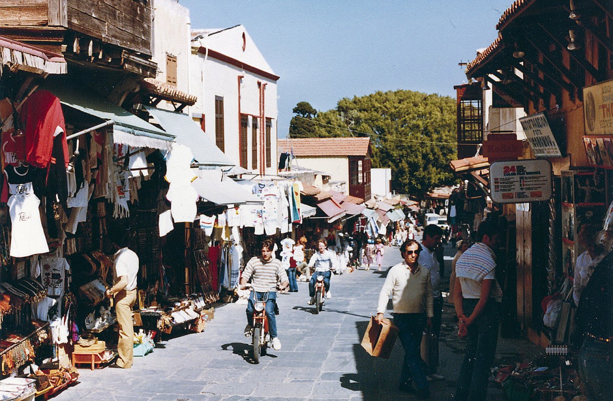Sokratesstrae in der Altstadt von Rhodos. Aufnahme: April 1984 (digitalisiertes Negativfoto).
