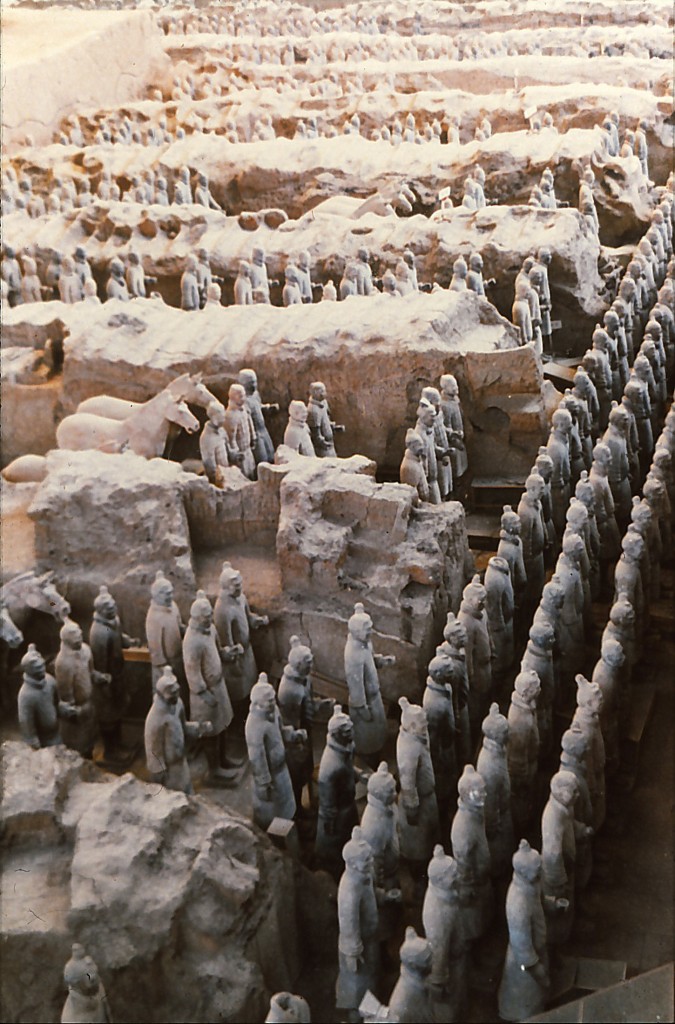 Soldaten der Terrakotta-Armee im Mausoleum  etwa 36 Kilometer nordstlich von Xi’an in Zentralchina.  Etwa 6000 Soldaten, die wenn man genau hinschaut, so aufgestellt sind, dass sie alle vier Himmelsrichtungen bewachen, knnen hier bestaunt werden. Aufnahme: Mai 1989. (Bild vom Dia).