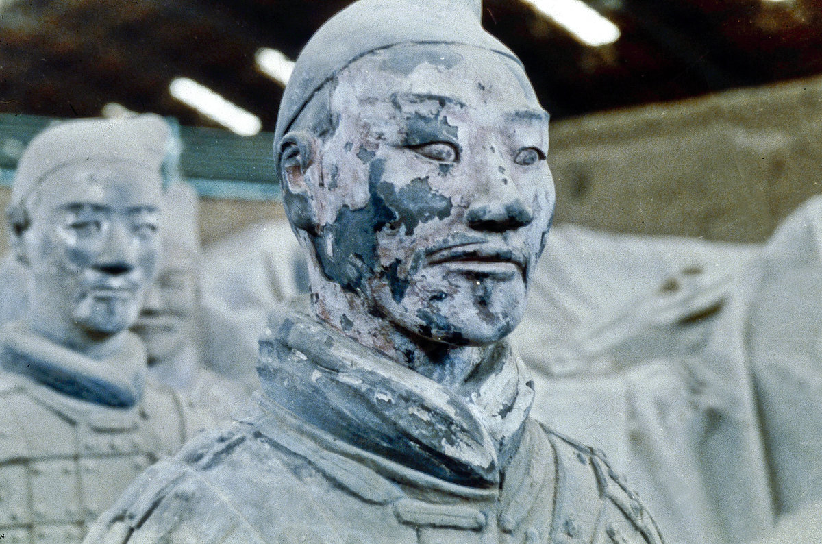 Soldaten der Terrakotta-Armee im Mausoleum  etwa 36 Kilometer nordstlich von Xi’an in Zentralchina.  Etwa 6000 Soldaten, die wenn man genau hinschaut, so aufgestellt sind, dass sie alle vier Himmelsrichtungen bewachen, knnen hier bestaunt werden. Aufnahme: Mai 1989. (Bild vom Dia).