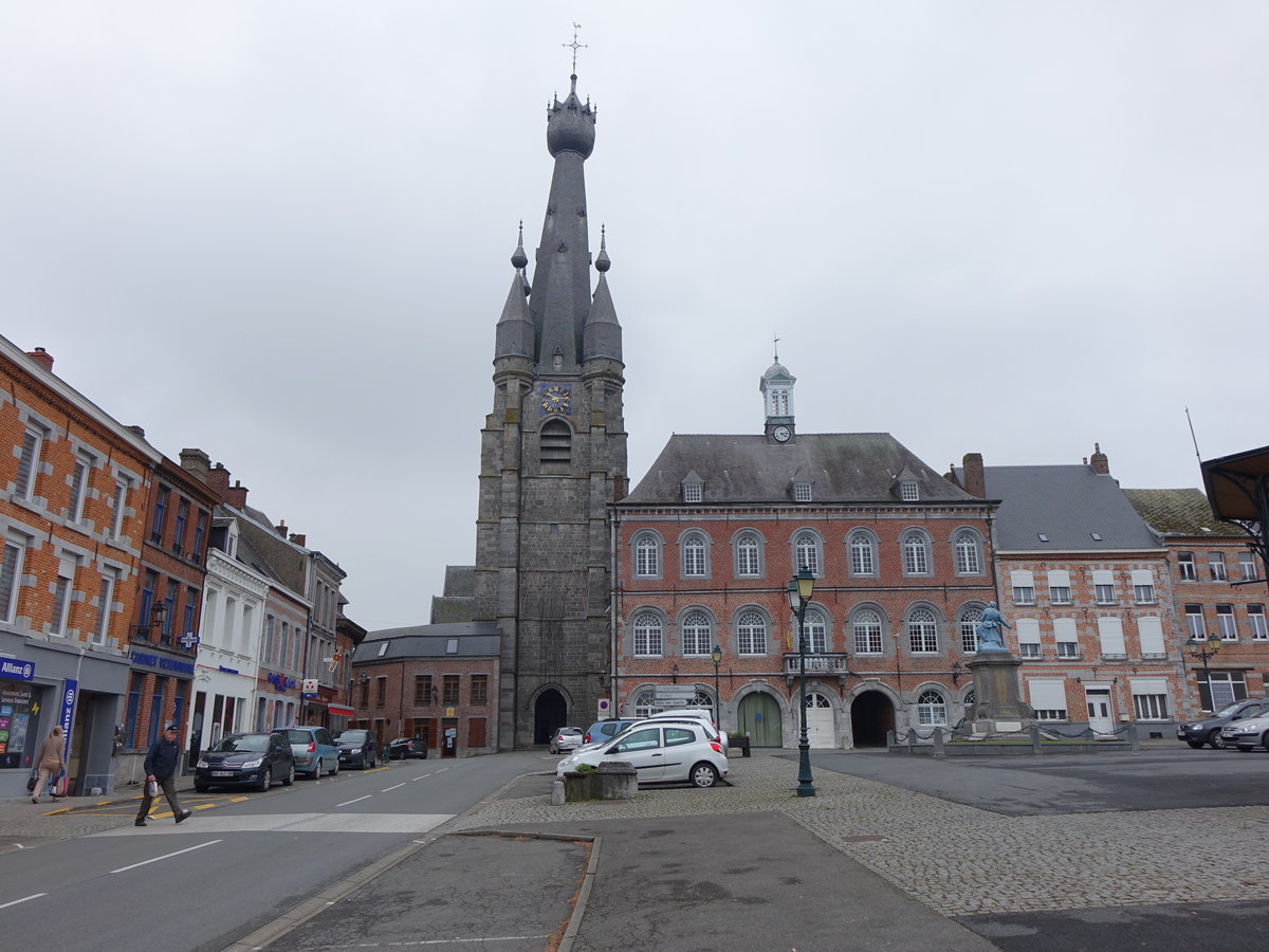 Solre-le-Chateau, Rathaus von 1574 und St. Pierre Kirche aus dem 16. Jahrhundert (16.05.2016)