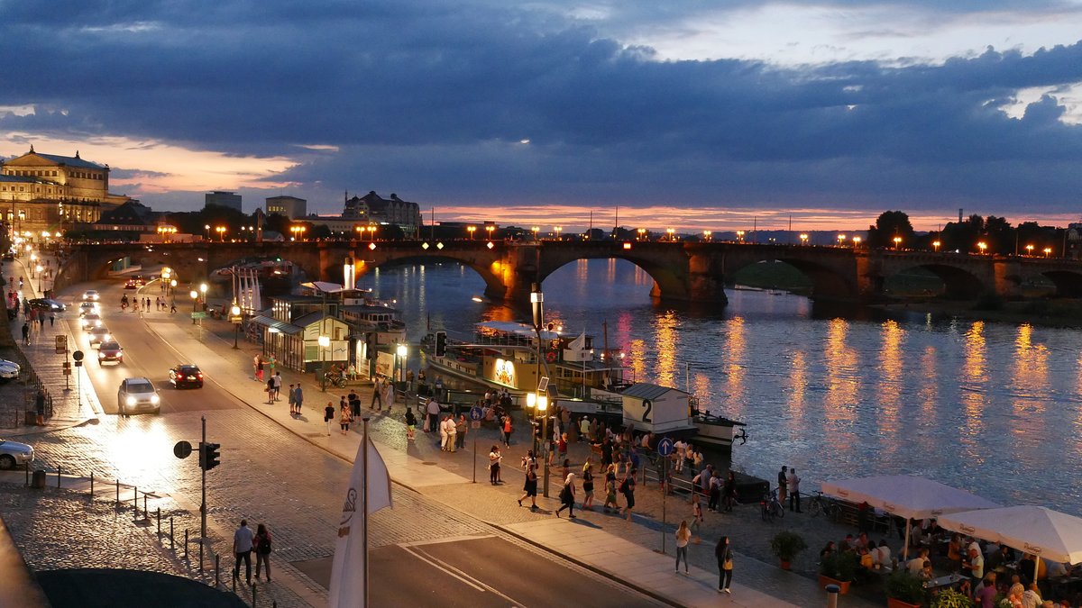 Sommerabend am Terrassenufer mit Dampfer, Augustusbrcke und Semperoper; es sind  relativ viele Leute unterwegs weil am anderen Ufer der Elbe  KaiserMania  stattfindet und man dies auch hier hren kann; Dresden, 30.07.2016, 21:30 Uhr
