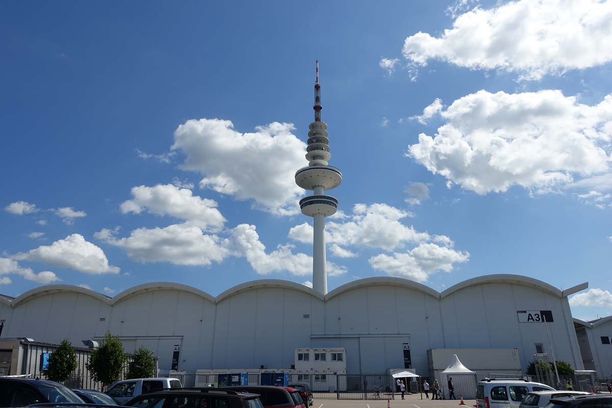 Sommerwolken ber Hamburg am 7.7.2021: Blick vom Parkplatz des Impfzentrums auf die Messehallen mit dem dahinter herausragenden Fernsehturm (Heinrich-Hertz-Turm/Telemichel)   /