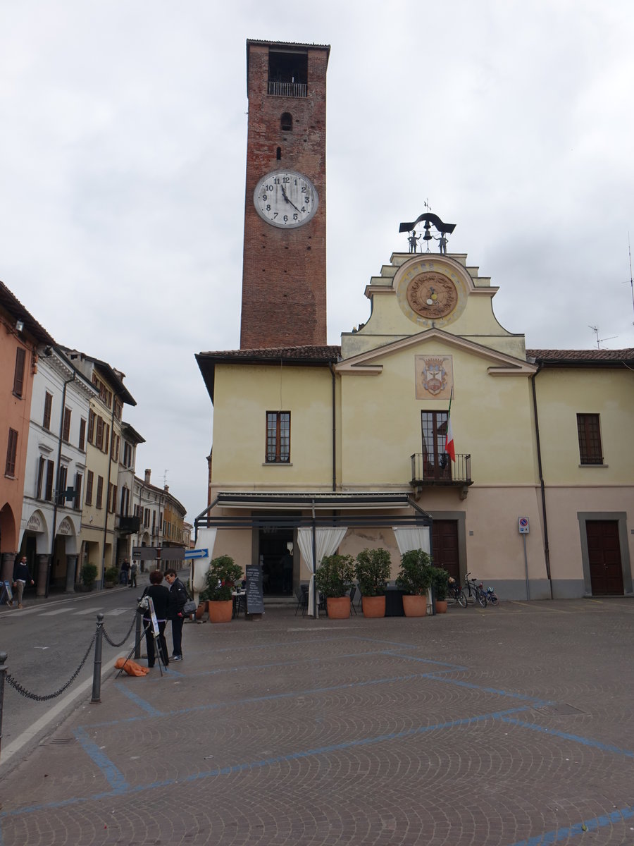 Soncino, Palazzo dei Consoli mit Brgerturm, erbaut 1506 (30.09.2018)