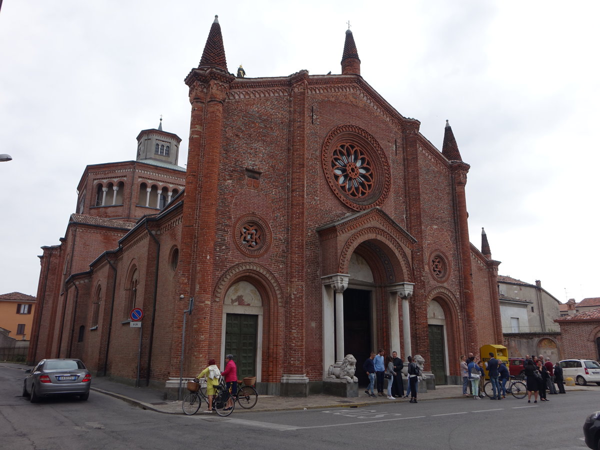 Soncino, Pfarrkirche Santa Maria Assunta, erbaut ab 828, erweitert im 17. Jahrhundert durch Carlo Maciachini, Kuppel erbaut von 1883 bis 1888 (30.09.2018)