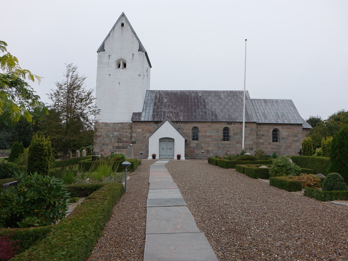 Sondbjerg, evangelische Kirche, romanische Dorfkirche aus Granitquadern, erbaut im 12. Jahrhundert (19.09.2020)