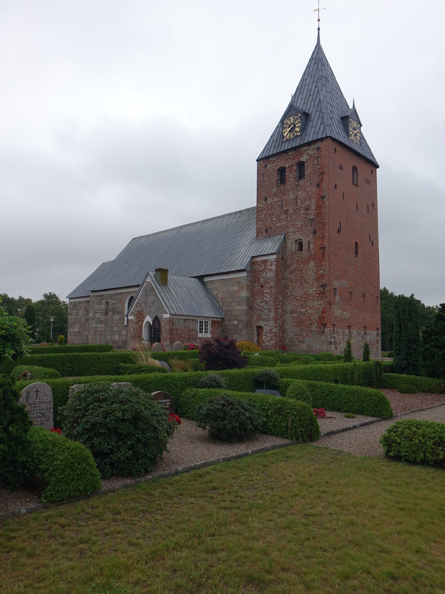 Sonder Hygum, romanische Ev. Kirche, erbaut um 1175 aus Granitquadern (21.07.2019)