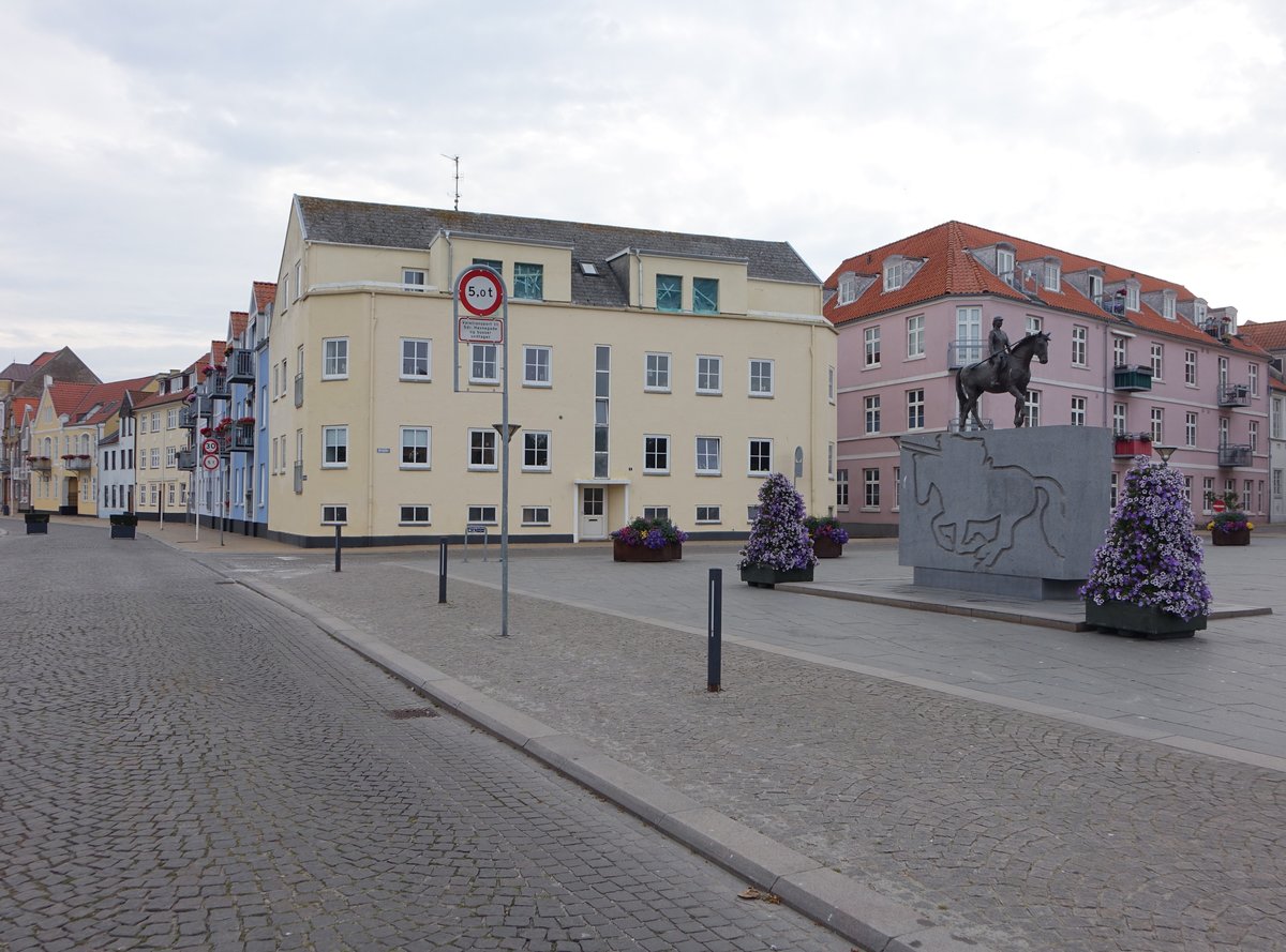 Sonderborg, 2,30 Meter hohe Bronzeskulptur Butt im Griff des deutschen Literaturnobelpreistrgers Gnter Grass am Slotsbakken (20.07.2019)