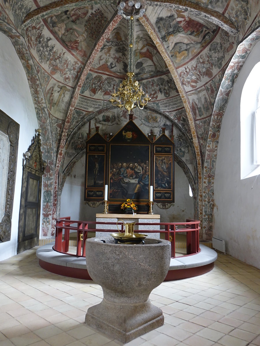Sonderholm, Altar, Taufstein und Kalkmalereien von 1556 in der Ev. Kirche (22.09.2020)