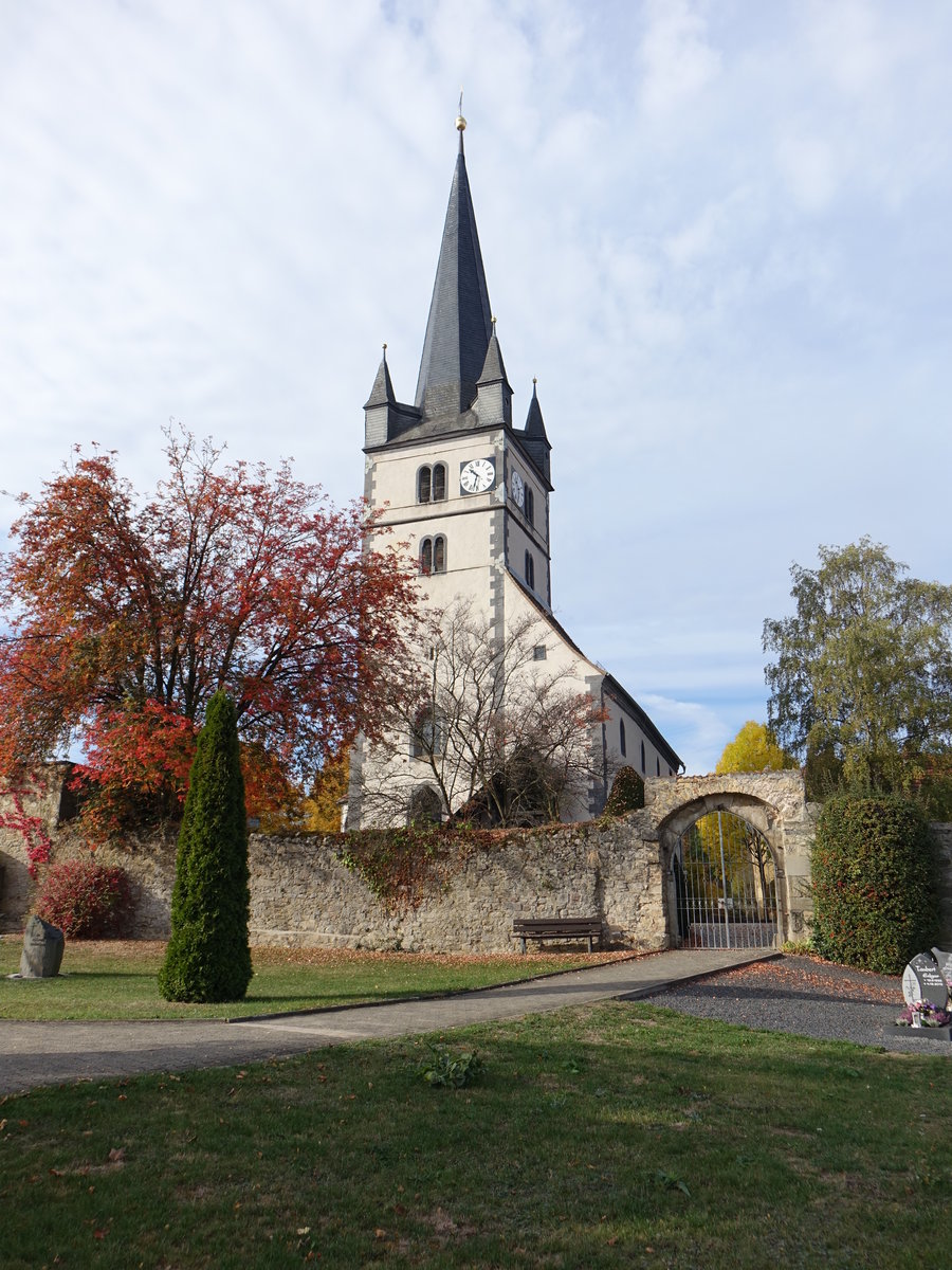 Sondheim vor der Rhön, evangelische Pfarrkirche St. Michael, Chorturmkirche, erbaut im 15. Jahrhundert (16.10.2018)