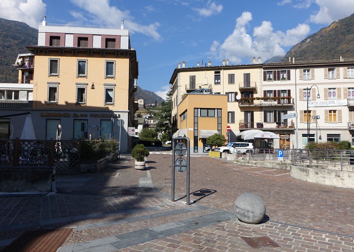 Sondrio, Huser in der Strae Largo Alberto Pedrini (07.10.2018)