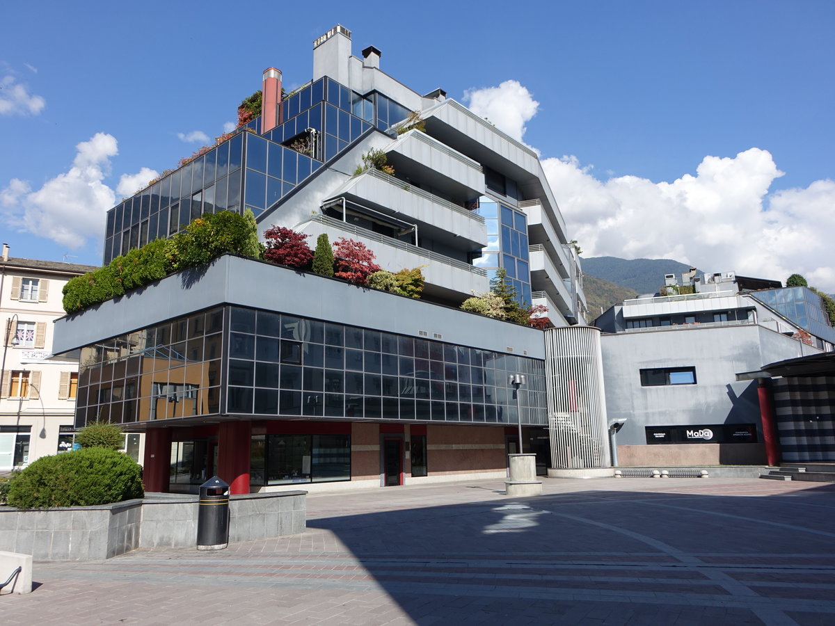 Sondrio, modernes Geschftshaus an der Piazza Teresina Tua Quadrio (07.10.2018)