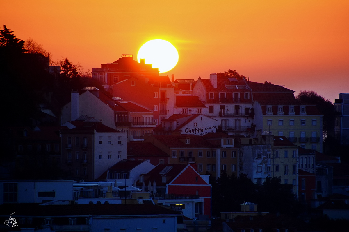 Sonnenaufgang ber der portugiesischen Hauptstadt Lissabon. (Januar 2017)