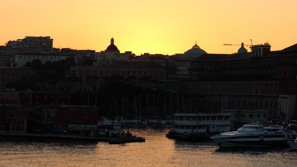 Sonnenuntergang am 25.10.2013 ber Neapel.