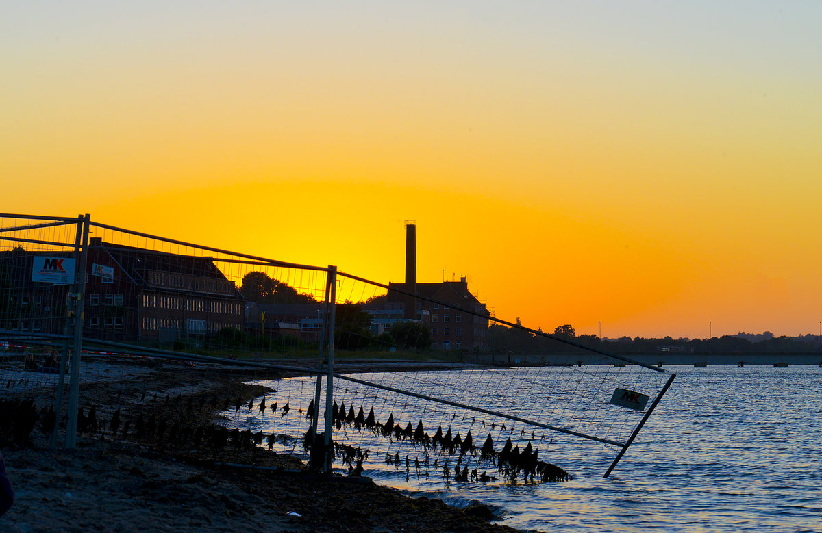 Sonnenuntergang am Sdstrand in Eckernforde. Das Foto ist in nordwestlicher Richtung Aufgenommen. Eckernfrde ist eine ber 700 Jahre alte Mittelstadt im ehemaligen Herzogtum Schleswig
Aufnahme: 1. Juli 2017.