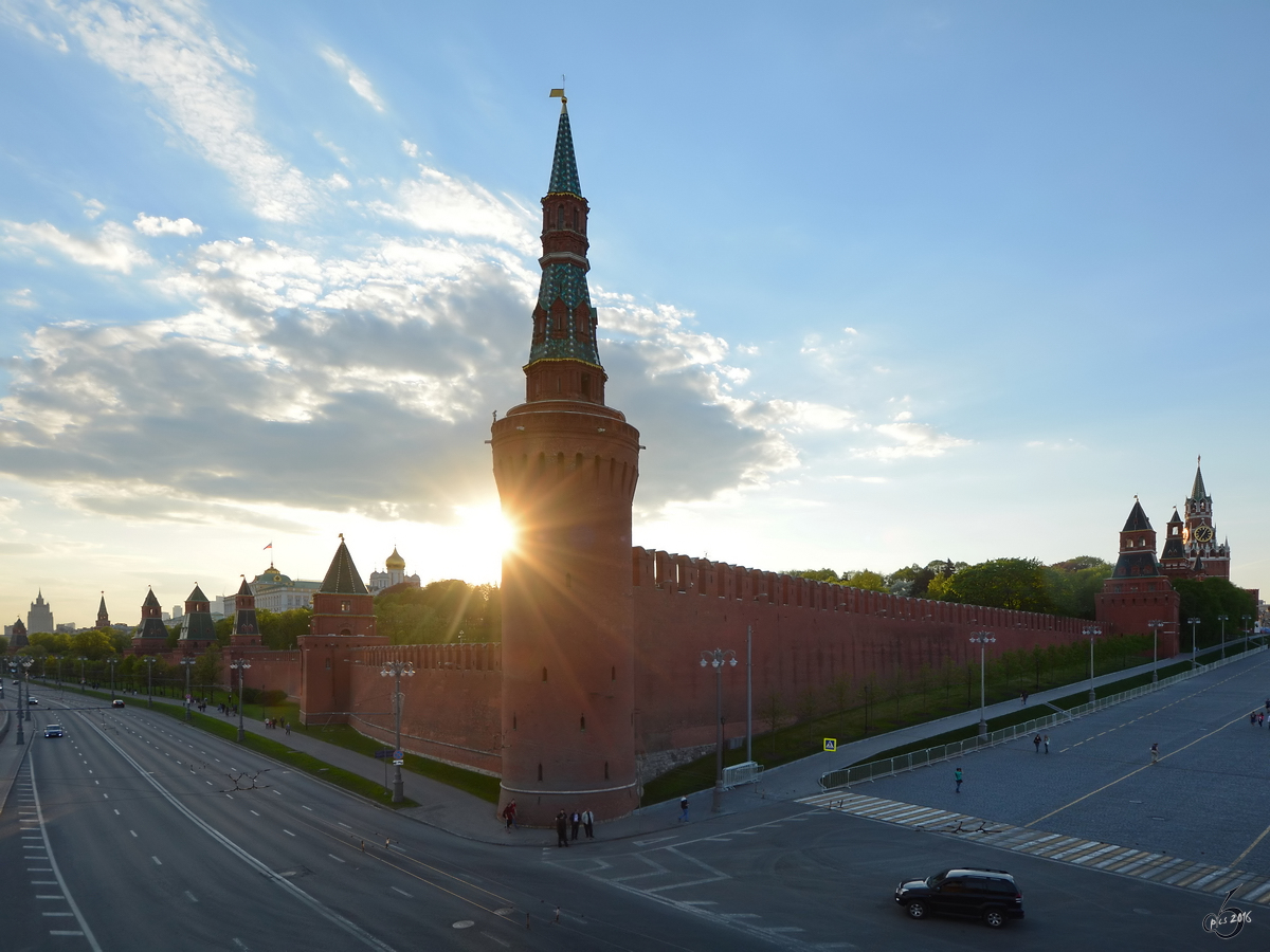 Sonnenuntergang Anfang Mai 2016 hinter dem Moskauer Kreml.