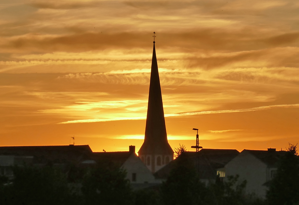 Sonnenuntergang in Euskirchen mit dem Turm der St.Martin-Kirche als Schattenriss - 22.07.2019