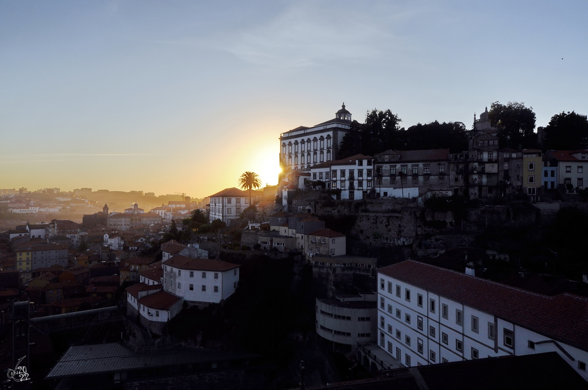 Sonnenuntergang hinter dem barocken Bischofspalast (Pao Episcopal do Porto) in Porto. (Mai 2013)