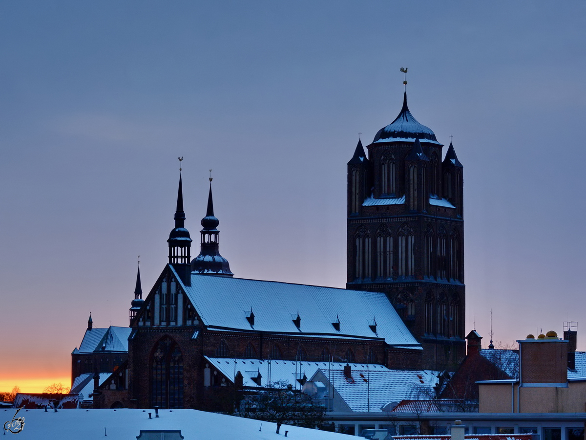 Sonnenuntergang hinter der St.-Jakobi-Kirche in Stralsund. (Dezember 2014)