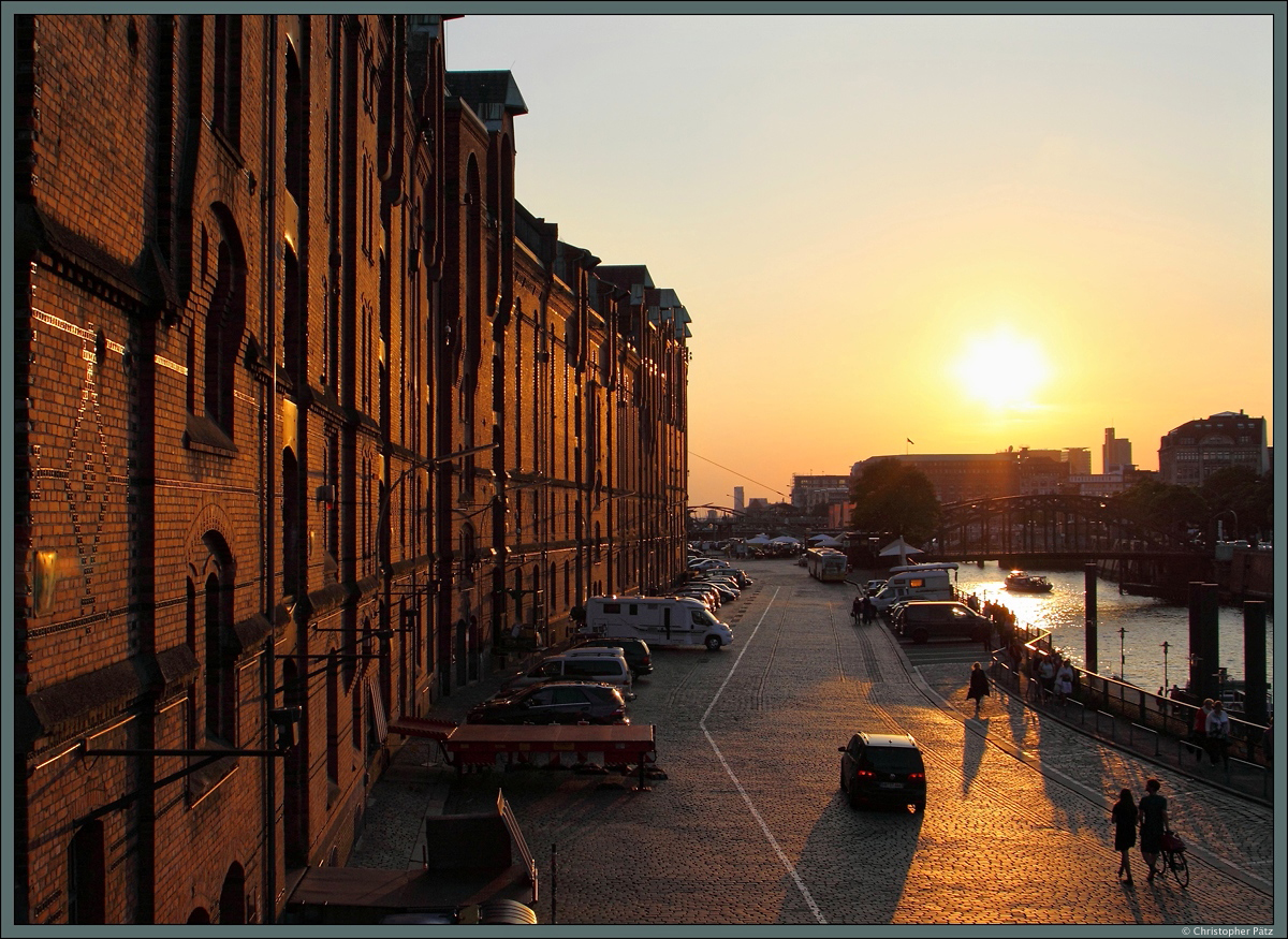 Sonnenuntergang in der Speicherstadt in Hamburg. Rechts befindet sich der Zollkanal. (29.08.2015)