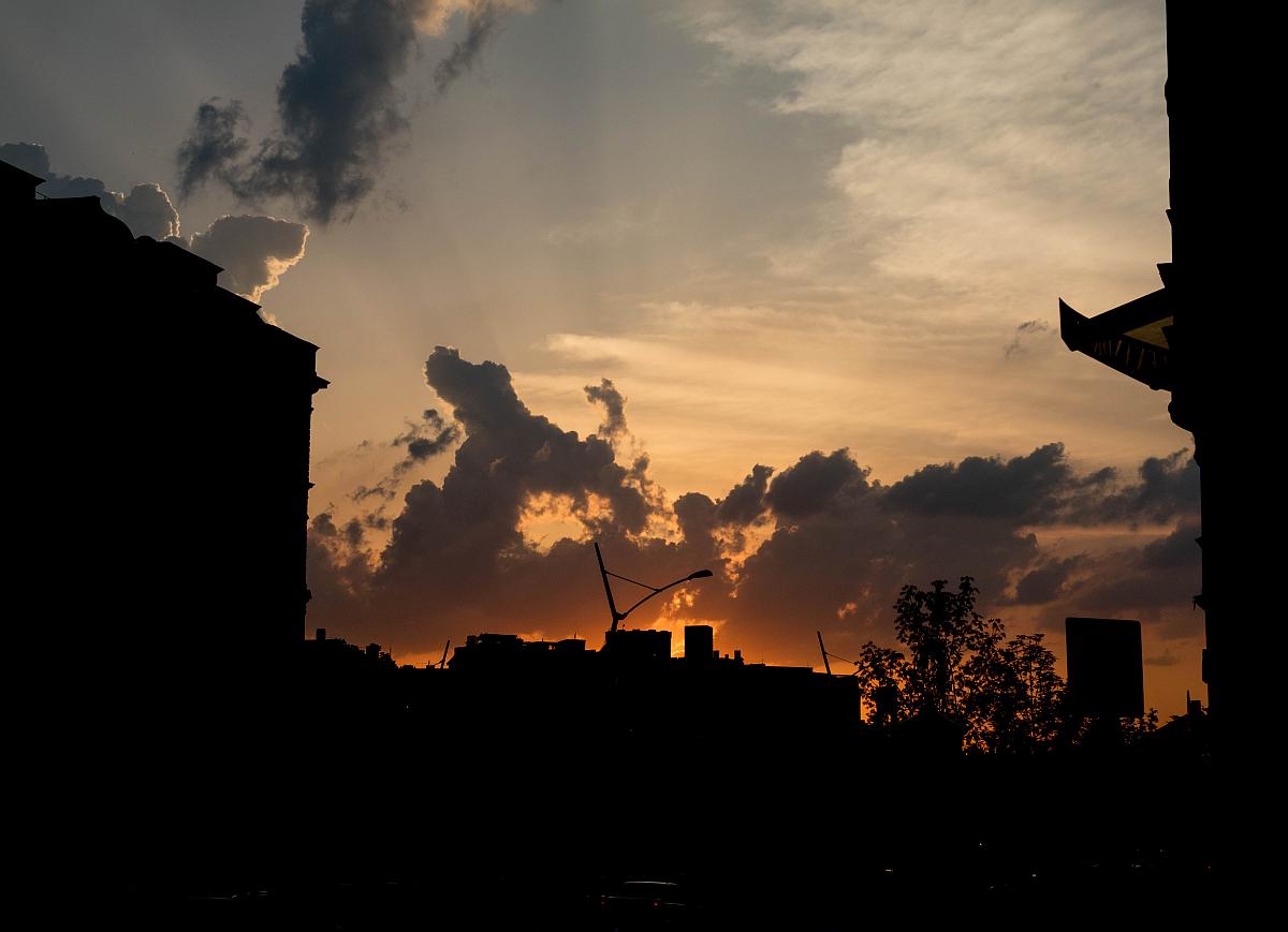 Sonnenuntergang ber Budapest, und die Shiluette von einigen Gebuden in der Innenstadt. Aufnahmedatum: 29.04.2018