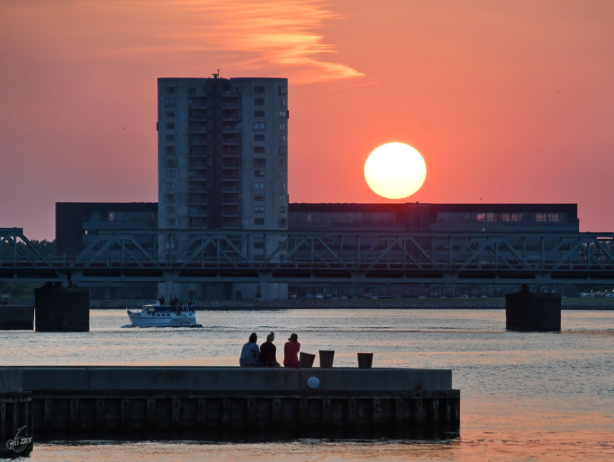 Sonnenuntergang ber dem Limfjord Anfang Juni 2018 in Aalborg.