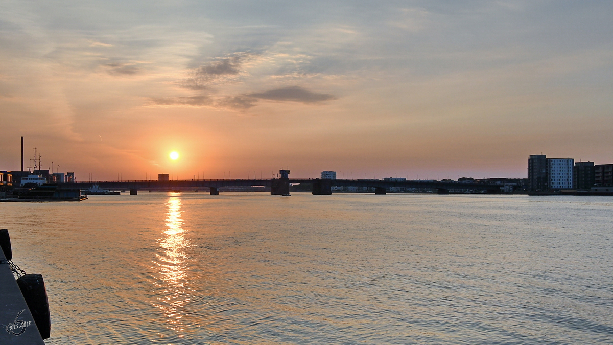 Sonnenuntergang ber dem Limfjord mit der  Limfjordsbroen  in Aalborg. (Juni 2018)