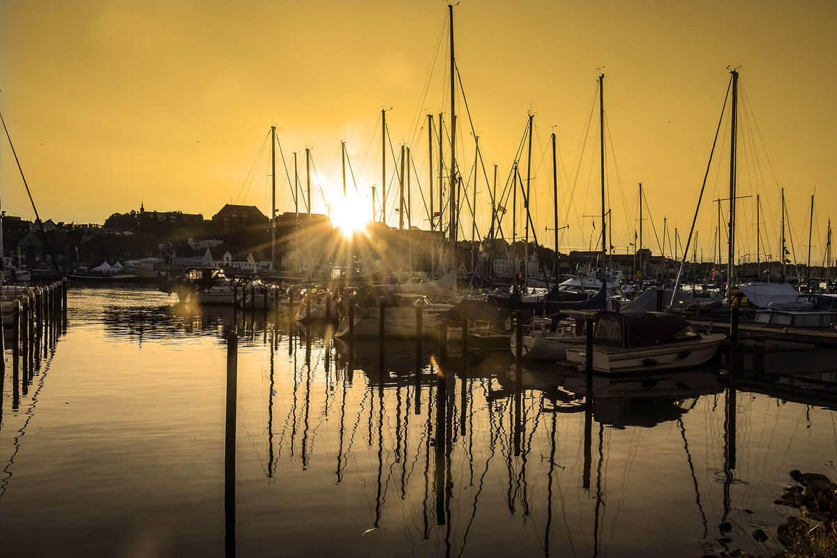 Sonnenuntergang ber Flensburg. Standort: Am Fischereihafen am Ostufer der Flensburger Innenfrde. Aufnahme: 17. Juli 2020.