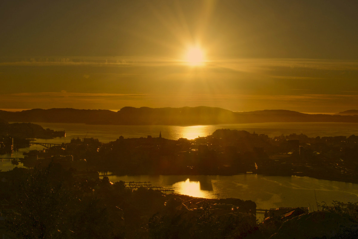 Sonnenuntergang ber die norwegische Hansestadt Bergen. Das Foto ist im Stadtteil Montana aufgenommen. Aufnahme: 11. Juli 2018.