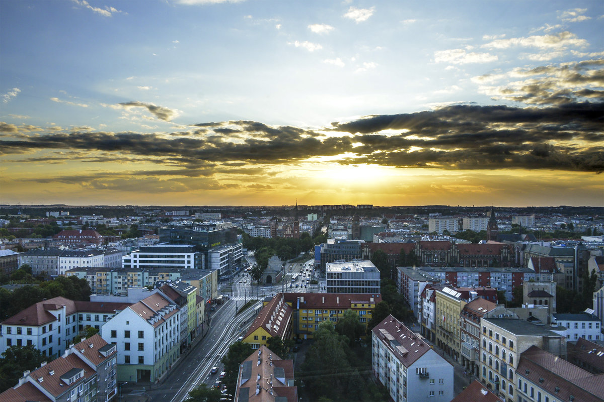 Sonnenuntergang ber Stettin (Szczecin) - Aussicht vom Turm der St. Jakobinische (Katedra Świętego Jakuba). Aufnahme: 10. August 2019.