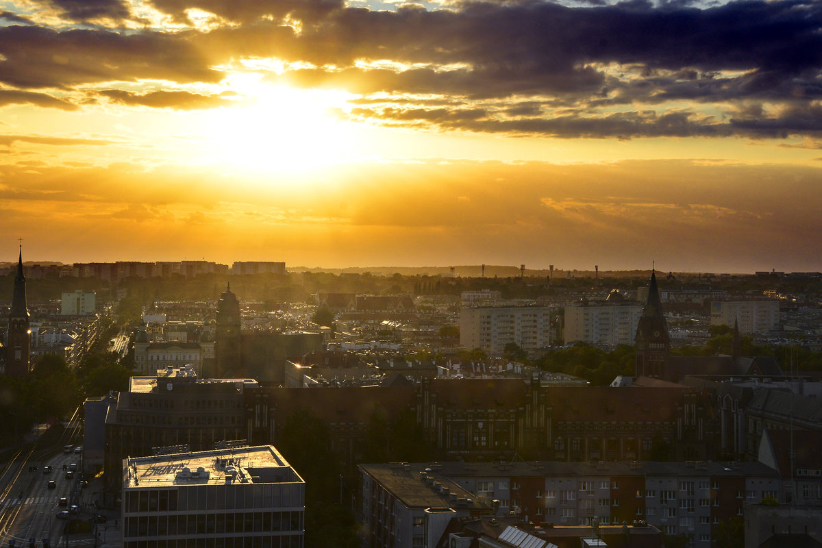 Sonnenuntergang ber Stettin (Szczecin) - Aussicht vom Turm der St. Jakobinische (Katedra Świętego Jakuba). Aufnahme: 10. August 2019.