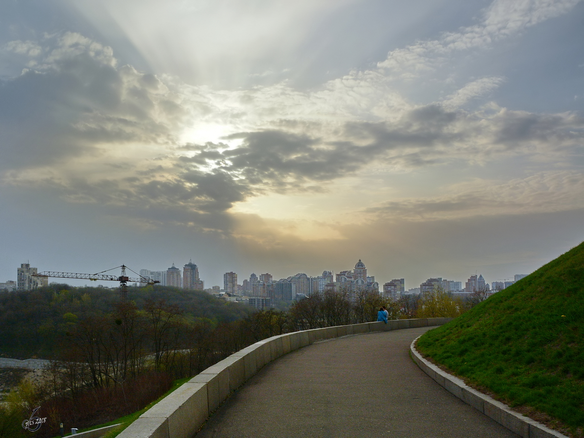 Sonnenuntergang ber der ukrainischen Hauptstadt Kiew. (April 2016)