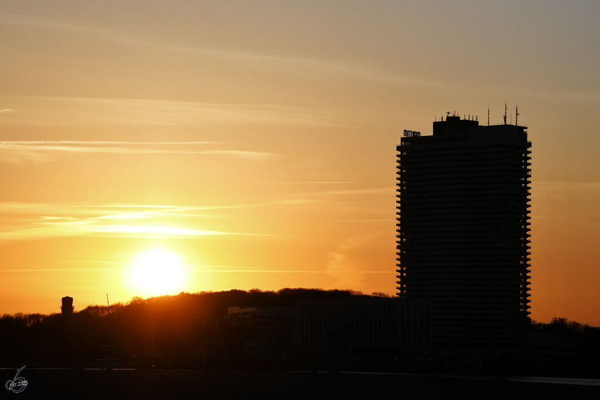 Sonnenuntergang zwischen altem Leuchtturm und dem 119 Meter hohem Maritim-Hochhaus in Travemnde. (Mai 2023)