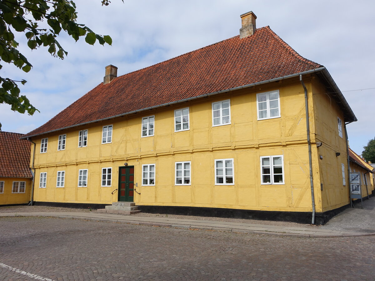 Sor, Haus Regensen am Torvet Platz, erbaut im 17. Jahrhundert, das Gebude wurde als Pension fr die Sor-Akademie genutzt (22.07.2021)