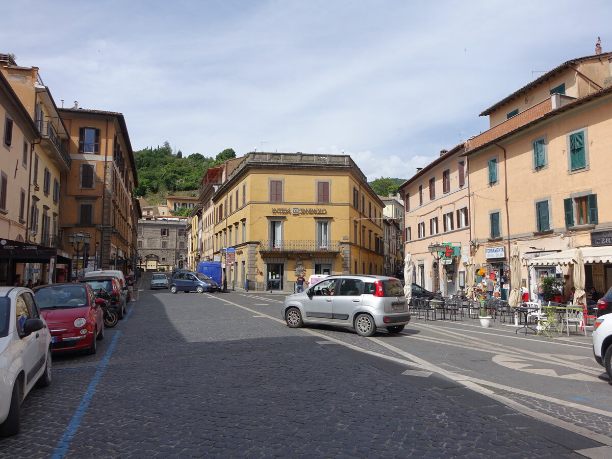 Soriano nel Cimino, Huser an der Piazza Vittorio Emanuele II. (24.05.2022)