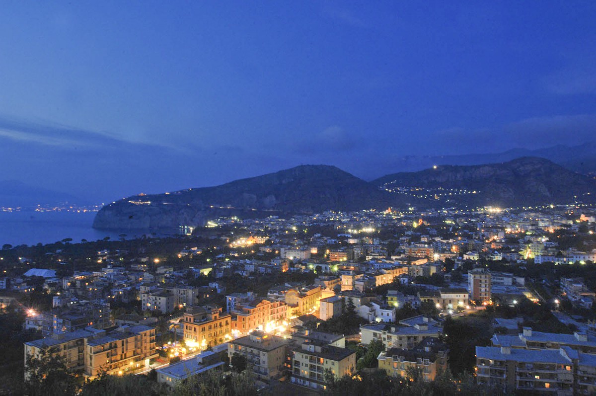 Sorrent / Sorrento bei Nacht. Aufnahme: Juli 2011.