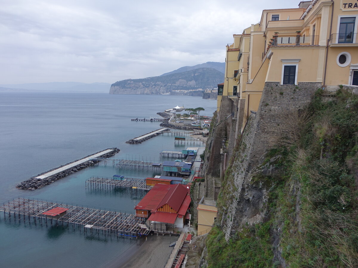 Sorrent, Ausblick von der Piazza della Vittoria auf die Steilkste (25.02.2023)