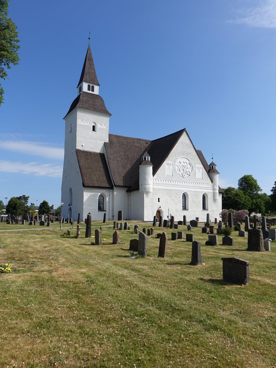 Sorunda,  Ev. Kirche, erbaut im 15. Jahrhundert, Turmhaube von 1720 (04.06.2018)