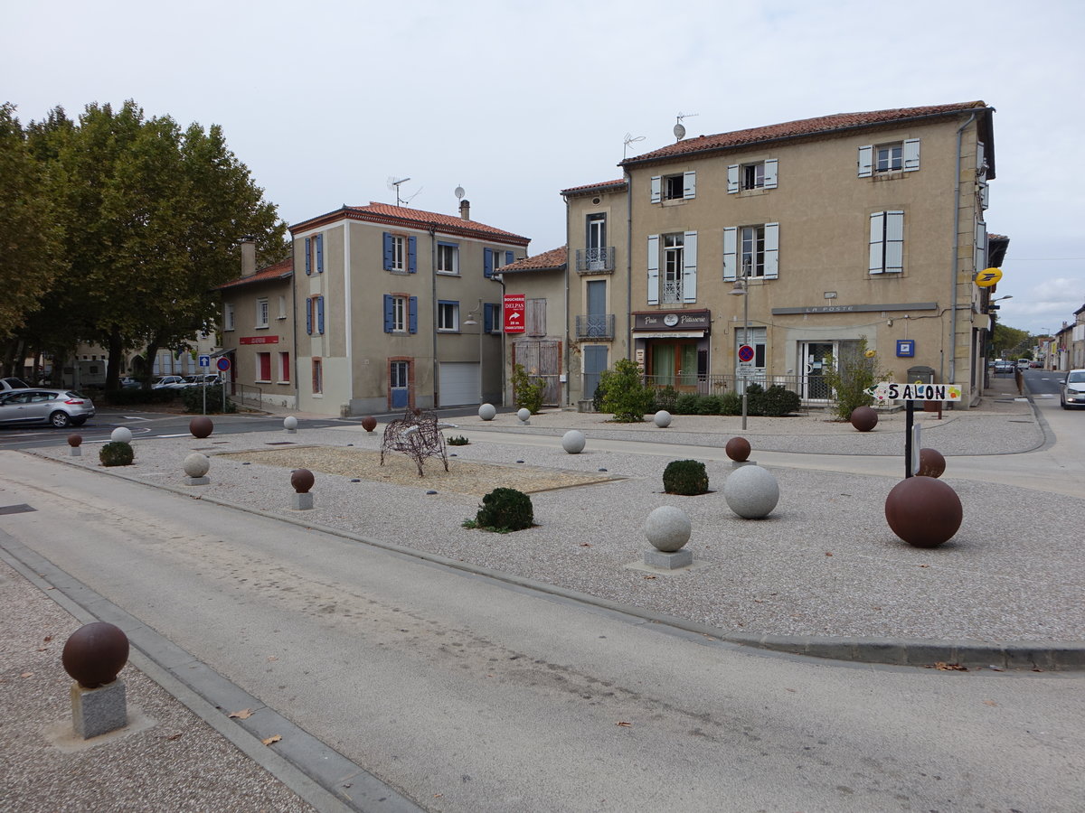 Soual, Gebude am Square Pierre Magnol vor der Kirche (01.10.2017)